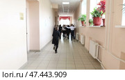 students run down the corridor in a crowd during the break between lessons at recess. Стоковое видео, видеограф Алексей Сергеев / Фотобанк Лори