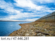 Берег Волги под бетонной набережной в Балахне. Стоковое фото, фотограф Илья Старков / Фотобанк Лори
