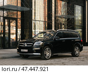 Novosibirsk, Russia -  March  23, 2024: Mercedes-Benz GL-class, parked in city ,   front view. Стоковое фото, фотограф Виталий Сова / Фотобанк Лори