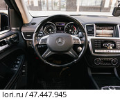 Novosibirsk, Russia -  March  23, 2024: Mercedes-Benz GL-class, close-up of the dashboard, player, steering wheel, accelerator handle, buttons, seats. modern car interior: parts, buttons, knobs. Стоковое фото, фотограф Виталий Сова / Фотобанк Лори