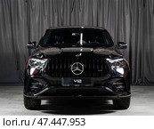 Novosibirsk, Russia -  april    03, 2025:  silver Mercedes-Benz GLE  350,   luxury SUV, front  view. New expensive  modern  crossover  on a parking  in autosalon. Стоковое фото, фотограф Виталий Сова / Фотобанк Лори