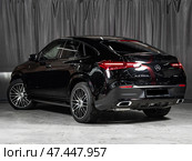 Novosibirsk, Russia -  april    03, 2025:  silver Mercedes-Benz GLE  350,   luxury SUV, back view. New expensive  modern  crossover  on a parking  in autosalon. Стоковое фото, фотограф Виталий Сова / Фотобанк Лори