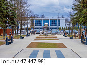 Городской пейзаж во Фрязино на аллее героев труда. Редакционное фото, фотограф Владимир Шипикин / Фотобанк Лори