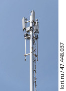 Вышка с антеннами сотовой связи на фоне голубого неба. GSM Antenna against blue sky. Стоковое фото, фотограф Татьяна Д / Фотобанк Лори
