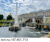 Фонтан "Самсон" и Большой дворец в Петергофе (2022 год). Редакционное фото, фотограф Ирина Курносова / Фотобанк Лори