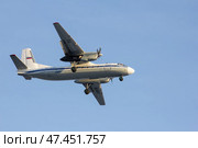 Самолет Ан-24РВ RA-46493 заходит на посадку в аэропорту Ханты-Мансийска. Редакционное фото, фотограф Илья Юрукин / Фотобанк Лори