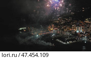 Fireworks with colorful lights over sea. Стоковое видео, видеограф Михаил Коханчиков / Фотобанк Лори