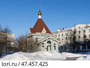 Храм в честь святой мученицы Татианы, город Магадан, Магаданская область, Россия. Зимний вид на небольшую деревянную православную церковь. Христианство в Сибири и на Дальнем Востоке России. Стоковое фото, фотограф Андрей Степанов / Фотобанк Лори