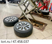 Техническое обслуживание автомобиля в мастерской, проверка ходовой части автомобиля на подъемнике (2023 год). Редакционное фото, фотограф Светлана Акифьева / Фотобанк Лори