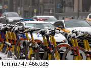 Электросамокаты стоят на уличной точке сервиса аренды самокатов на Тверской улице в центре города Москвы, Россия. Редакционное фото, фотограф Николай Винокуров / Фотобанк Лори
