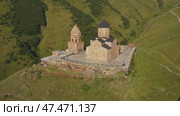 Gergeti Trinity church near mount Kazbek (2022 год). Стоковое видео, видеограф Михаил Коханчиков / Фотобанк Лори
