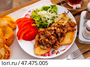 Popular Turkish dish called Kokorech (Kokorec). Стоковое фото, фотограф Яков Филимонов / Фотобанк Лори