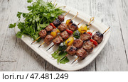 Шашлыки с мясом и овощами на подносе, аппетитное настроение, уличное изысканное блюдо, место для текста. Стоковое AI-изображение, AI-художник Елена Болотина / Фотобанк Лори