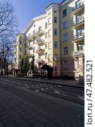 Старый жилой дом. Малая Бронная улица, 17, Москва, Россия. Солнечный день в апреле. Редакционное фото, фотограф Сергей Рыбин / Фотобанк Лори