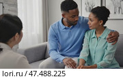 Warm conversation between couple during psychologist visit. Стоковое AI-видео, аниматор Владимир Федоров / Фотобанк Лори