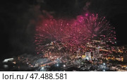 Fireworks with colorful lights over sea. Стоковое видео, видеограф Михаил Коханчиков / Фотобанк Лори