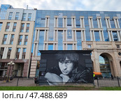 Граффити "Виктор Цой" в Санкт-Петербурге, стена украшена портретом. Редакционное фото, фотограф Мария Сергеева / Фотобанк Лори
