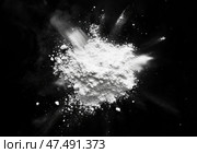 Рассыпанная пшеничная мука на черном фоне — кулинарная текстура. Стоковое AI-изображение, AI-художник Александр Жуков / Фотобанк Лори