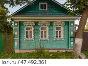 Uglich, Yaroslavl region, Russia, September 2, 2020: Old wooden house with carved wooden platbands on windows on Proletarian street. Редакционное фото, фотограф Алексей Антипов / Фотобанк Лори