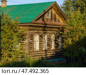 Uglich, Yaroslavl region, Russia, September 2, 2020: Old wooden house with carved wooden platbands on windows on Proletarian street. Редакционное фото, фотограф Алексей Антипов / Фотобанк Лори