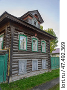 Uglich, Yaroslavl region, Russia, September 2, 2020: Old wooden house with carved wooden platbands on windows on Proletarian street. Редакционное фото, фотограф Алексей Антипов / Фотобанк Лори