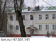 Рабочие меняют крышу старого дома. Редакционное фото, фотограф Лариса Вишневская / Фотобанк Лори