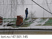 Замена крыши старого дома. Редакционное фото, фотограф Лариса Вишневская / Фотобанк Лори