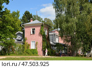 Muranovo village, Pushkino district, Moscow region, Russia, August 14, 2016: Memorial and art museum-reserve "Muranovo Estate" named after F. I. Tyutchev. Main manor house of 1841–1842, according to plans and drawings of poet E. A. Baratynsky. Редакционное фото, фотограф Алексей Антипов / Фотобанк Лори