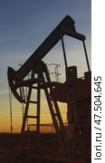 Working oil pumps silhouette against sunset. Стоковое видео, видеограф Михаил Коханчиков / Фотобанк Лори