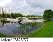City landscape with Mikhailovsky pond in Zelenograd Moscow, Russia. Стоковое фото, фотограф Володина Ольга / Фотобанк Лори
