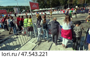 Болельщики наблюдают за финишем на Московском марафоне. Сентябрь. Fans watch the finish at the Moscow Marathon. September. Редакционное видео, видеограф Горшков Александр / Фотобанк Лори