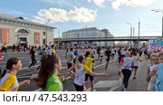 Московский марафон. Спортсмены бегут по улице Москвы. Сентябрь. Moscow Marathon. Athletes run along the streets of Moscow. September. Редакционное видео, видеограф Горшков Александр / Фотобанк Лори