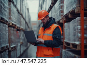 Мужчина в оранжевом защитном жилете работает с ноутбуком на складе. Стоковое AI-изображение, AI-художник Ярославский Максим / Фотобанк Лори