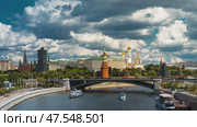 Летний таймлапс Москвы — прогулочные катера на Москва-реке у Кремля (2022 год). Стоковое видео, видеограф Елена Бекташ / Фотобанк Лори