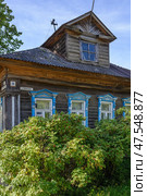 Uglich, Yaroslavl region, Russia, September 3, 2020: Old wooden house with carved wooden platbands on windows on Svoboda (Freedom) street. Редакционное фото, фотограф Алексей Антипов / Фотобанк Лори