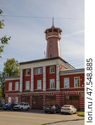 Uglich, Yaroslavl region, Russia, September 03, 2020: View of 19th century fire tower from Olga Berggolts Street in city centre. Редакционное фото, фотограф Алексей Антипов / Фотобанк Лори