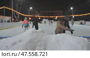 Blurred view of an outdoor ice rink in the city. Стоковое видео, видеограф Mikhail Davidovich / Фотобанк Лори