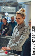 A customer interacts with staff at a bustling retail store, showcasing lively discussions and a vibrant shopping atmosphere. Стоковое AI-видео, аниматор Данила Большаков / Фотобанк Лори
