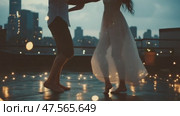 Couple dancing on rooftop at dusk with city skyline. Стоковое AI-видео, аниматор Юрий Поздников / Фотобанк Лори