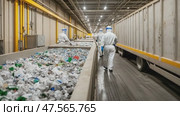 Waste sorting plant workers inspecting plastic and paper trash. Стоковое AI-видео, аниматор Юрий Поздников / Фотобанк Лори