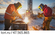 Industrial workers performing metal welding in snowy environment at sunset. Стоковое AI-видео, аниматор Юрий Поздников / Фотобанк Лори