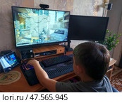 Ребенок играет в компьютерную игру. Редакционное фото, фотограф Владимир Зыбин / Фотобанк Лори