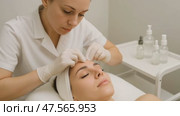 Beautician performing facial cleansing procedure on client. Стоковое AI-видео, аниматор Юрий Поздников / Фотобанк Лори