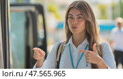 Tour guide showing directions at bus station. Стоковое AI-видео, аниматор Юрий Поздников / Фотобанк Лори