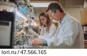 Scientists working with laboratory equipment. Стоковое AI-видео, аниматор Юрий Поздников / Фотобанк Лори