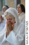 Woman praying with eyes closed and hands clasped. Стоковое AI-видео, аниматор Юрий Поздников / Фотобанк Лори