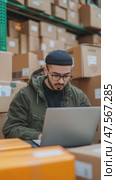 Warehouse worker managing inventory on laptop. Стоковое AI-видео, аниматор Юрий Поздников / Фотобанк Лори