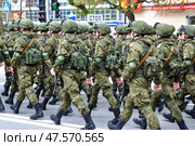 Колонна курсантов ТВИКУ маршируют на параде. День Победы, Город Тюмень (2017 год). Редакционное фото, фотограф Александр Тараканов / Фотобанк Лори