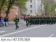 Колонна военнослужащих маршируют на параде. День Победы, Город Тюмень (2017 год). Редакционное фото, фотограф Александр Тараканов / Фотобанк Лори