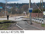 Переход через железнодорожные пути, Сортавала, Карелия (2024 год). Редакционное фото, фотограф Наталия Бушкевич / Фотобанк Лори
